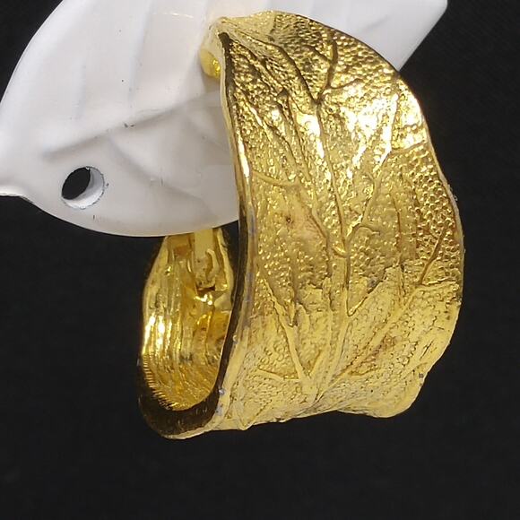 Vintage Goldette Gold Leaf Hoop Earrings 1960s Clip Screw Back Signed - Picture 3 of 10